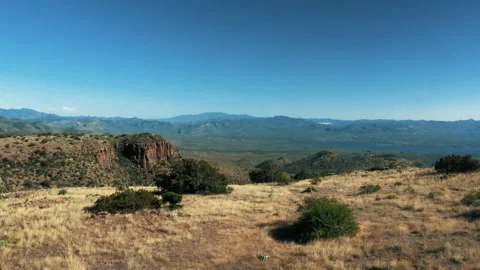 Aerial drone view of forests and cliffs at Theodor Roosevelt lake overlook in Vídeos de archivo 143194850
