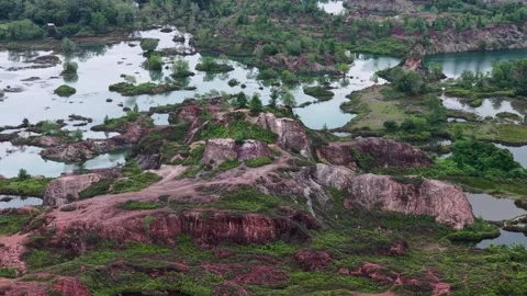Aerial drone view of Frog Hill abandoned quarry with flooded pits Vidéo 332196907