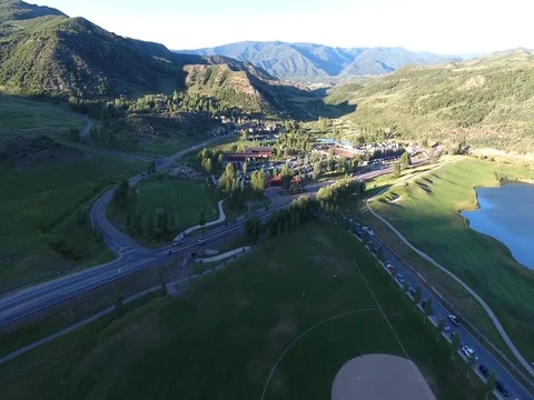 Aerial drone view of a golf course in Aspen, Colorado Vídeo Stock 79963772