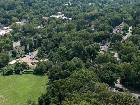 Aerial drone view of golf course fairways, nearby homes, and mature trees in Bay Stockfoto's