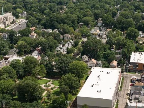 Aerial drone view of golf course fairways, nearby homes, and mature trees in Bay Stockfoto's