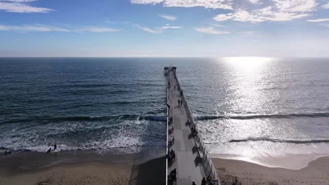 Aerial Drone View of Hermosa Beach Pier, Oceanfront Plaza, Southern California Vidéo 340656745