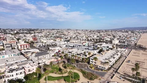 Aerial Drone View of Hermosa Beach Pier, Oceanfront Plaza, Southern California Vidéo 340656764