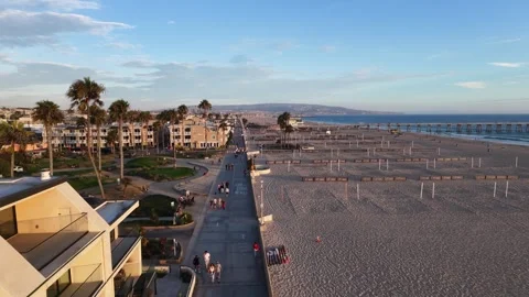 Aerial Drone View of Hermosa Beach Pier, Oceanfront Plaza, Southern California Vidéo 340656779