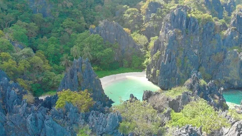 Aerial drone view of Hidden beach on Matinloc Island in El Nido, Palawan, Phi Stock-Footage 122444507