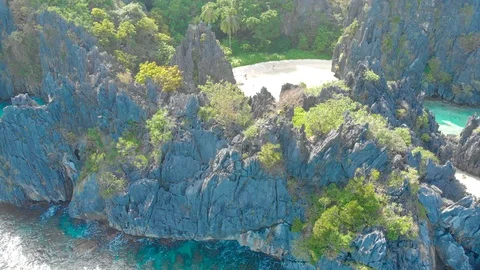 Aerial drone view of Hidden beach on Matinloc Island in El Nido, Palawan, Phi Stock-Footage 122444771