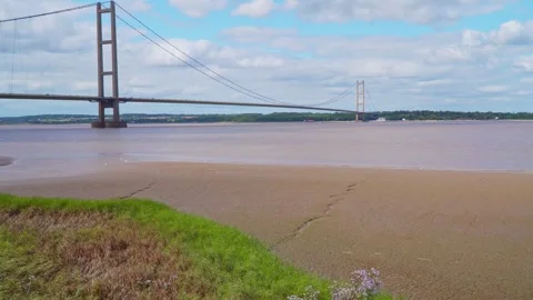 Aerial drone view of Humber Bridge, 12th largest suspension span, gracefull.. Vídeos de archivo 249249045