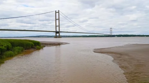 Aerial drone view of Humber Bridge, 12th largest suspension span, gracefull.. Stockbeeldmateriaal 249250345