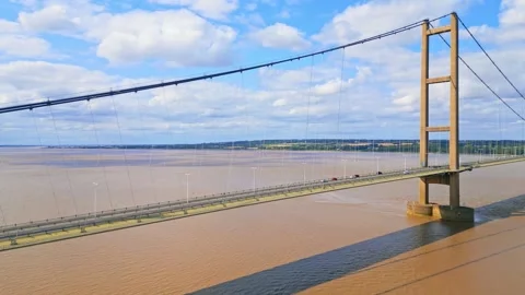 Aerial drone view of Humber Bridge, 12th largest suspension span, gracefull.. Видео 249252986