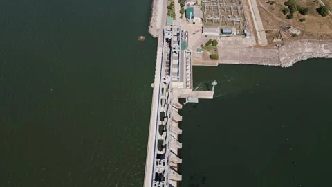 Aerial Drone View of Hydroelectric Dam and Reservoir Landscape 스톡 동영상 342067313