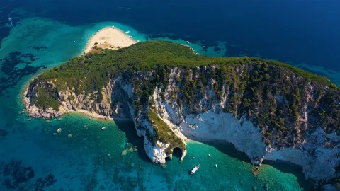 Aerial drone view of iconic small uninhabited island of Marathonisi, Zakynthos Video stock 125342690