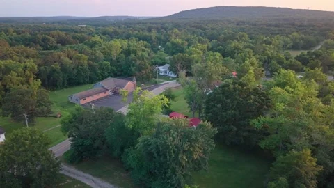 Aerial Drone View of Knob Lick Church of God in Missouri
Description: A 库存影片 340045219