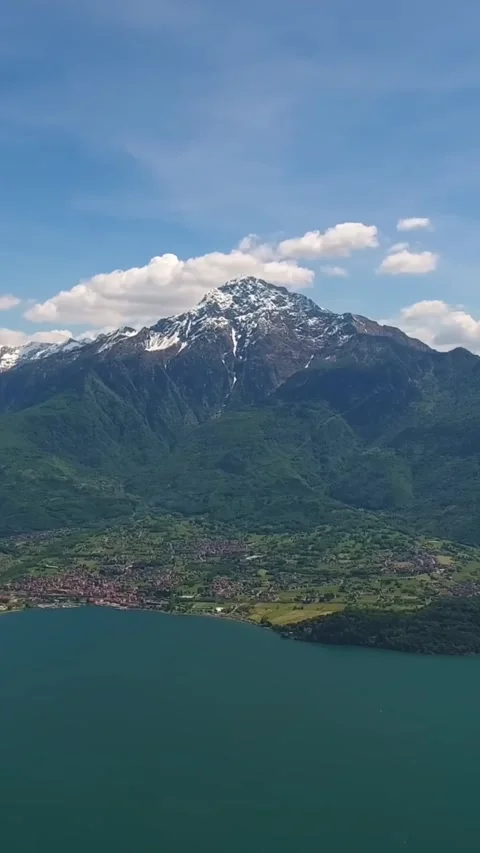 Aerial drone view of Lake Como, Italy. Vídeos de archivo 335047534