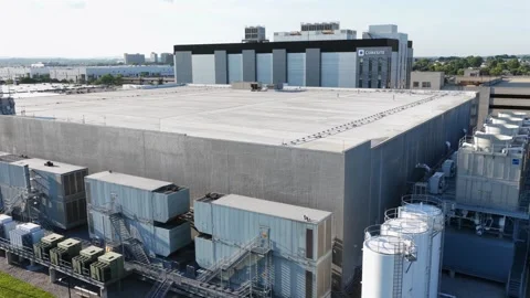 Aerial drone view of a large Coresite data center facility in Secaucus, New 库存影片 340968268