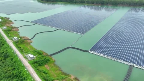 Aerial drone view of a large floating solar farm. Vidéo 340134782