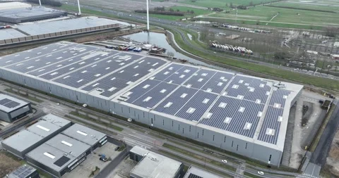 Aerial drone view of a large modern distribution center coverd in solar panels Vídeos de archivo 265897883