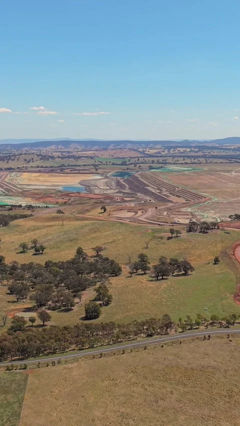 Aerial drone view of large open cut mine and earthworks in rural Australian.. 스톡 동영상 335001628