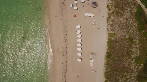 Aerial drone view of Miami Beach sand and ocean, beach umbrellas Video stock 100861202
