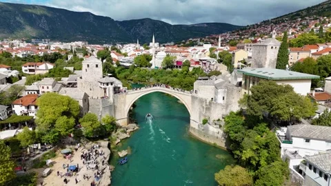 Aerial drone view of Mostar old town with Stari Most bridge, mosque and Neretva  Vídeos de archivo 322932330