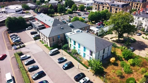 Aerial Drone View of NHS Building with Car Parks in English Town Vidéo 344012728
