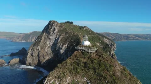 Aerial drone view of Nugget Point lighthouse on coastal cliffs New Zealand 스톡 동영상 330950031