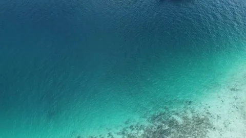 Aerial Drone View of Ocean Texture with Turquoise Water Moving Sideways Stockbeeldmateriaal 332638113