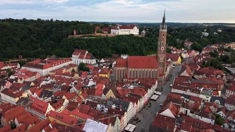 Aerial drone view of the old town rooftops, St Martin's Church and Trausnitz Vidéo 344929721