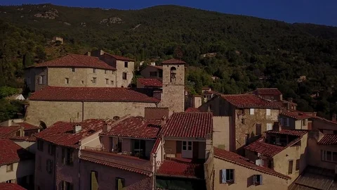 An aerial drone view, orbiting the medieval mountain village Seillans France Vidéo 79858354