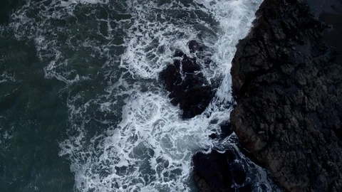 Aerial drone view over Breaking waves Vídeo Stock 109511570