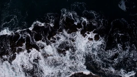 Aerial drone view over Breaking waves Vidéo 109517709