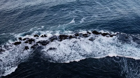 Aerial drone view over Breaking waves Vidéo 109518166