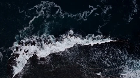 Aerial drone view over Breaking waves Vídeo Stock 109518403