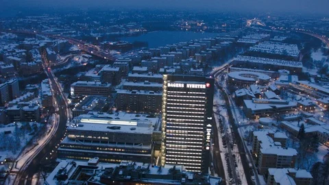 Aerial drone view over DN Newspaper building in Stockholm in winter at night Vidéo 109484128