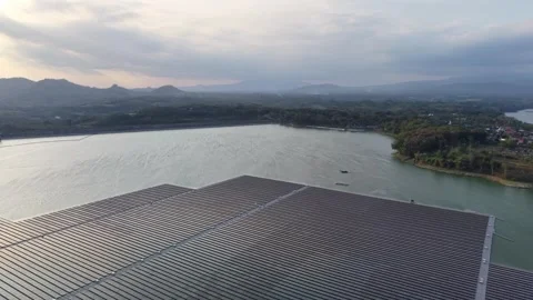 Aerial Drone View Over Floating Solar Panel Array at Dusk Vídeo Stock 345503307