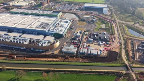 Aerial drone view over a large data centre construction site in England 스톡 동영상 330130895