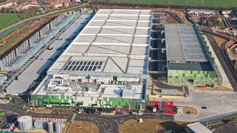 Aerial drone view over a large data centre construction site in England Vidéo 330131893