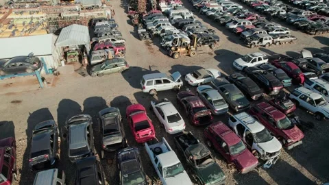 Aerial Drone View Over A Scrapyard Full Of Old Cars. Vidéo 347757435