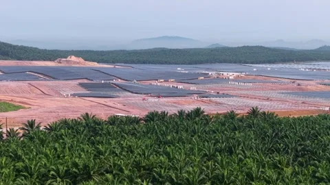 Aerial Drone View Over Solar Farm Construction Site 스톡 동영상 334590194