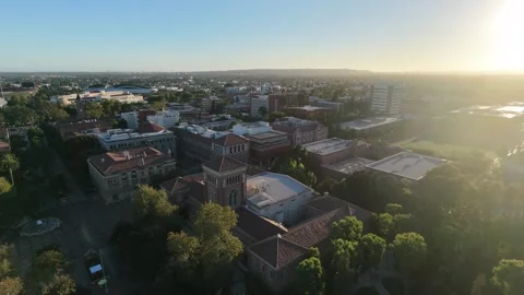 Aerial Drone View Over USC Campus During Golden Hour in Los Angeles, CA Vidéo 340657155