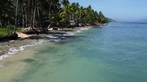 Aerial drone view of Panaraga Beach with tropical jungle ocean waves and isl 库存影片 343441545