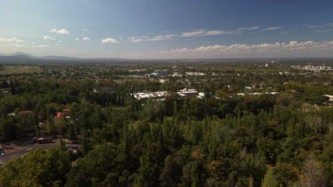 Aerial Drone View of Park San Martín Lake and Mountains, Mendoza, Argentina Vidéo 339097936