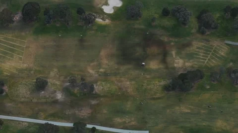 Aerial drone view of people playing golf on a course Vídeos de archivo 342572116