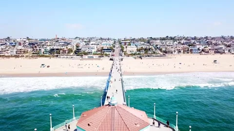 Aerial drone view- pull out of manhattan Beach Pier Aquarium Video stock 321256247