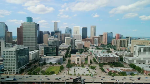 Aerial drone view pulling away from the Downtown Houston skyline while keeping Vídeos de archivo 340406676