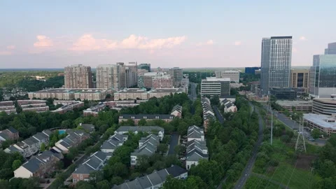 Aerial Drone View of Reston and Herndon Skyline in Northern Virginia Vidéo 344613180