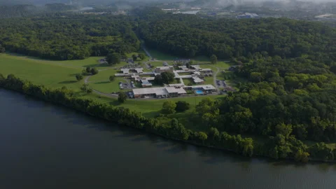 Aerial drone view of a riverside campus complex in Chattanooga, Tennessee 스톡 동영상 346386442