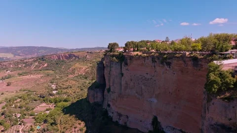 Aerial Drone View of Ronda's Dramatic Cliff Edge Over Vast Green Valley, Spring 스톡 동영상 335948504