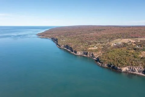 Aerial drone view of rugged cliffs and autumn woodland along the Bay of Fun.. Foto stock