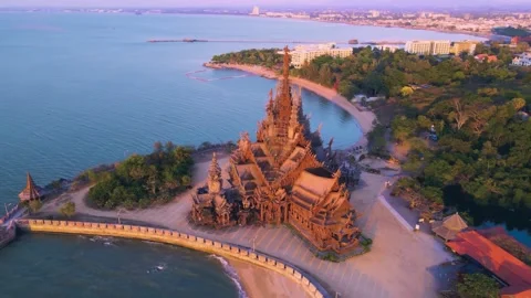 Aerial drone view of the Sanctuary of Truth by the coast in Pattaya, Thailand Vidéo 345545225