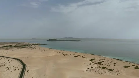 Aerial Drone View of Sandy Beach and Turquoise Ocean in Fuerteventura Vídeos de archivo 323619960
